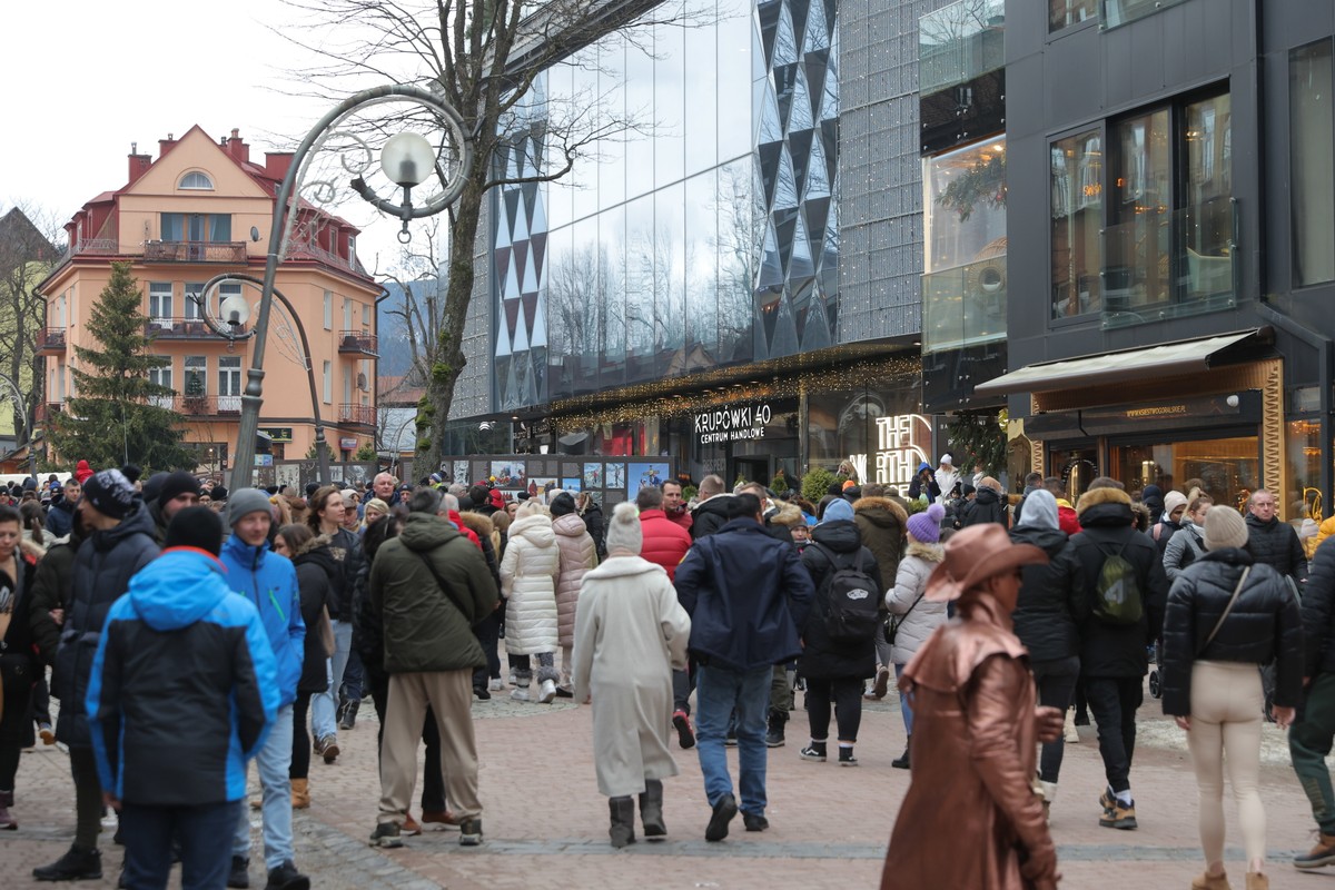 Przeciętne wynagrodzenie Polaków to ponad 8 tys. zł brutto
