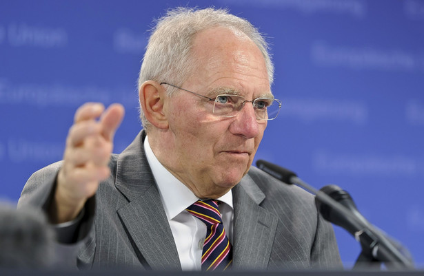 Schaeuble, który przez ostatnie osiem lat kierował jedną z największych gospodarek na świecie, uważa, że istnieje ryzyko powstania "nowych baniek" z powodu wpompowywania na rynki bilionów dolarów przez banki centralne