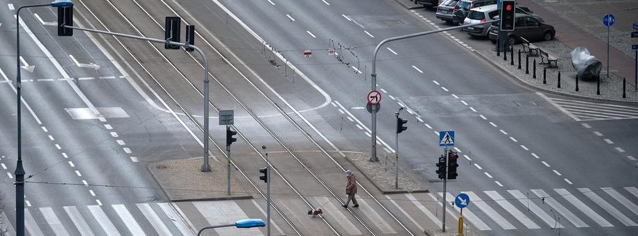 Opustoszałe warszawskie ulice podczas lockdownu wprowadzonego przez rząd w związku z epidemią koronawirusa, 21.03.2020