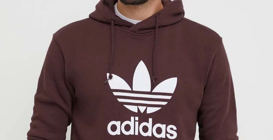 Bluzy męskie Adidas teraz na wyprzedaży. Ta brązowa z kapturem to nasz faworyt