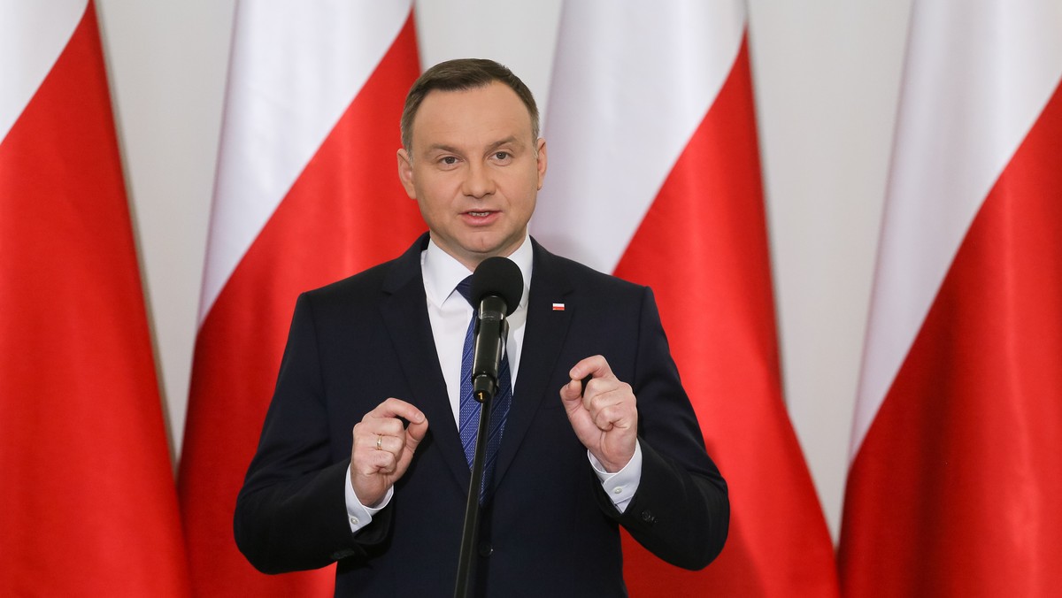 Prezydent Andrzej Duda spotka się jutro w Warszawie z Naczelnym Dowódcą Sił Sojuszniczych w Europie gen. Curtisem M. Scaparrottim. Prezydent odznaczy gen. Scaparrottiego Krzyżem Komandorskim z Gwiazdą Orderu Zasługi Rzeczypospolitej Polskiej.