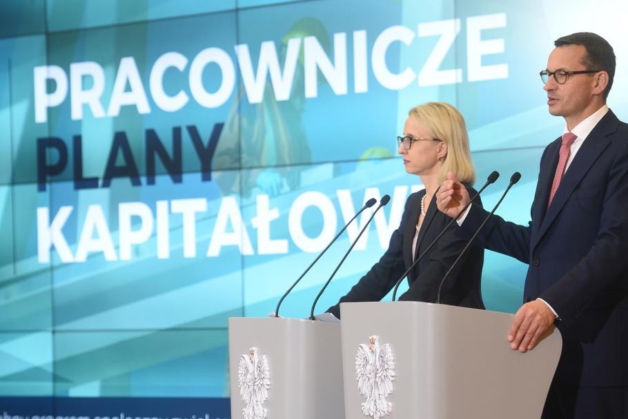 Premier Mateusz Morawiecki oraz była już minister finansów Teresa Czerwińska podczas konferencji prasowej po posiedzeniu rządu 28.08.2018, podczas którego rząd przyjął projekt ustawy o Pracowniczych Planach Kapitałowych