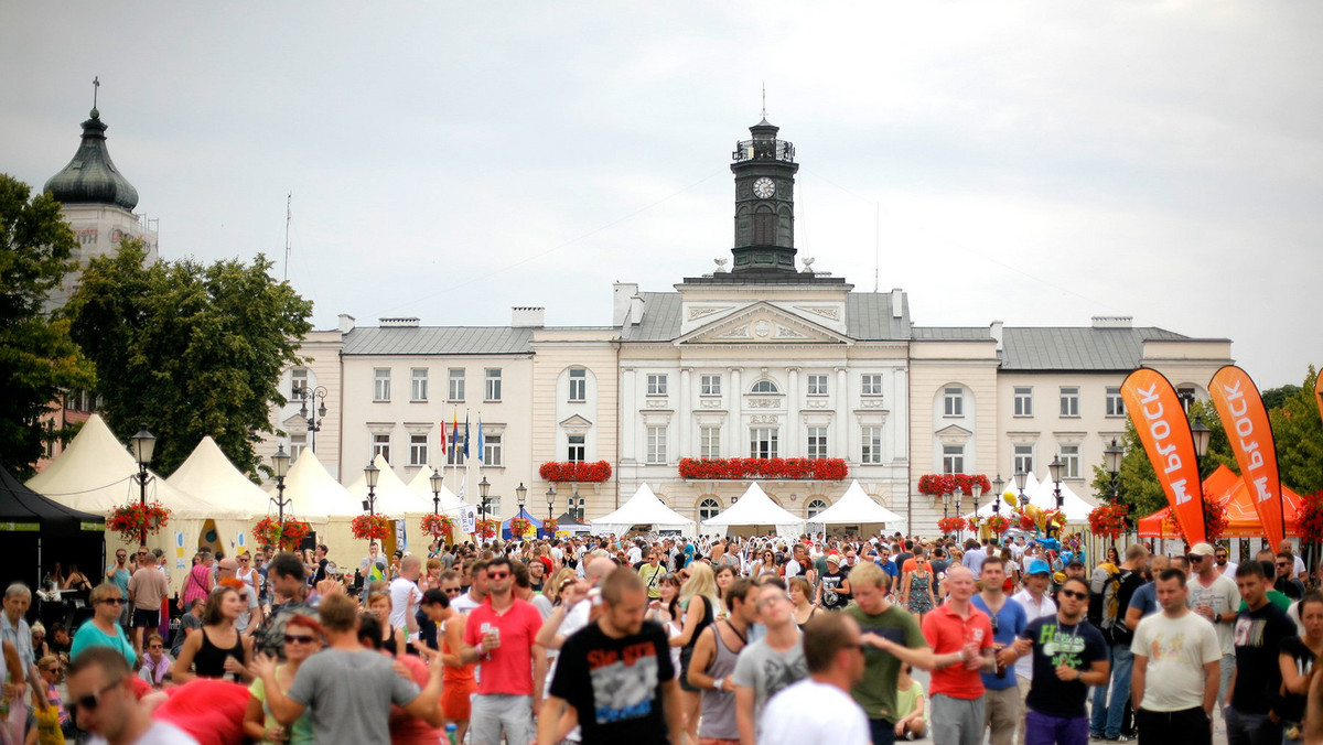 Ruszył nabór na coroczne targi poświęcone muzyce alternatywnej, które odbędą się w ostatni weekend lipca w ramach festiwalu Audioriver. Firmy i organizacje chcące zaprezentować się wielotysięcznej widowni tego wydarzenia, mają czas do 24 maja na przesłanie wypełnionych formularzy zgłoszeniowych. Udział jest darmowy, ale liczba miejsc ograniczona, więc decyduje atrakcyjność zaproponowanych stoisk.