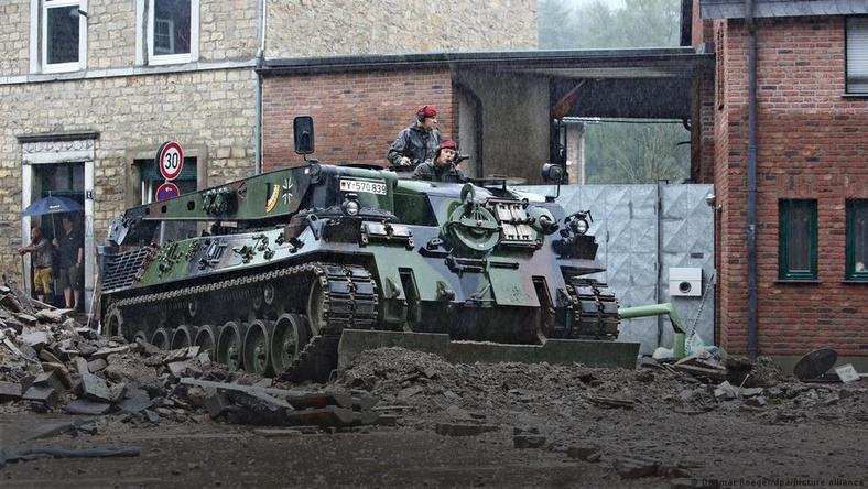 Czołgi Bundeswehry przy usuwaniu gruzu z ulic w Akwizgranie 