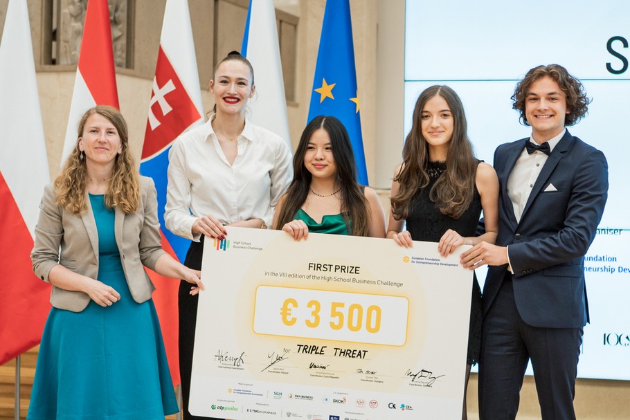  Zwycięski zespół VIII edycji High School Business Challenge odbierający nagrodę z rąk Aleksandry Kempfi - koordynatorki konkursu i Eweliny Stacherzak - przedstawicielki Funduszu Wyszehradzkiego.