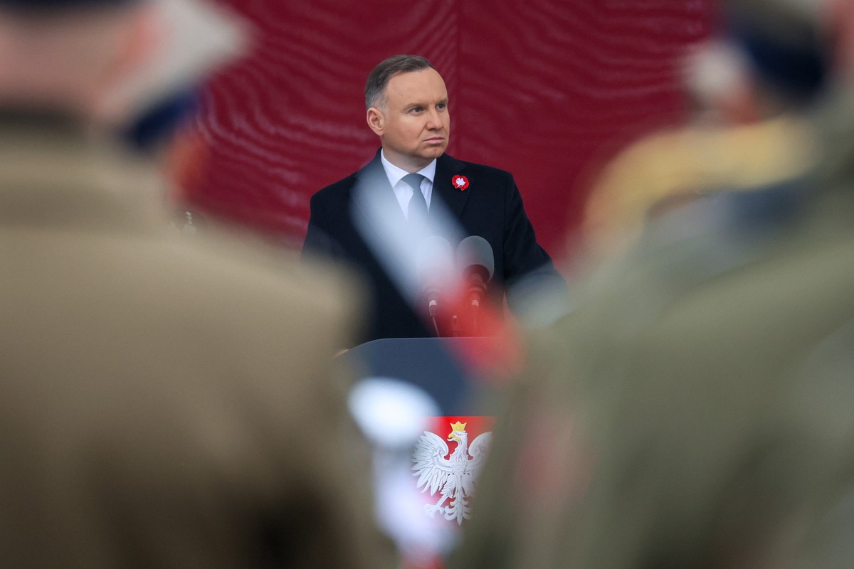 Prezydent RP Andrzej Duda przemawia na uroczystej odprawie wart przed Grobem Nieznanego Żołnierza na pl. Piłsudskiego w Warszawie, 11 bm. (aldg) PAP/Leszek Szymański