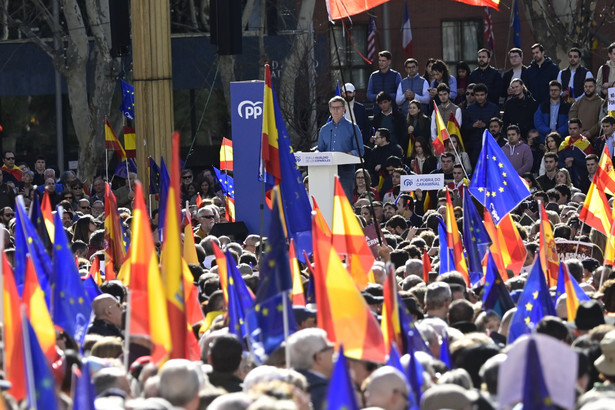 Madryt. Protest przeciwko przyjęciu ustawy o amnestii dla katalońskich separatystów
