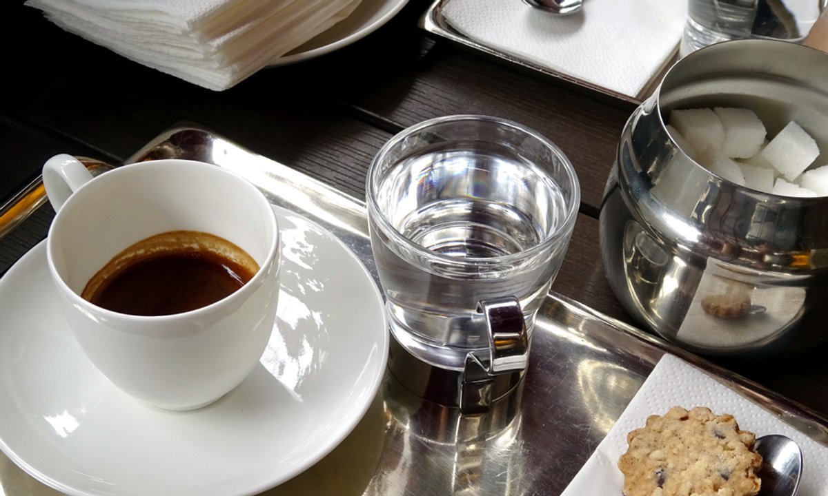 Dlaczego do kawy podaje się wodę? Wcale nie chodzi o miły gest