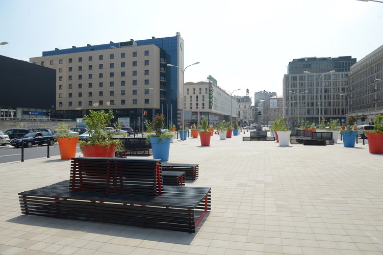 Według projektu na środku pl. Powstańców Warszawy mogą być organizowane wydarzenia artystyczne, np. koncerty. Widownia siedziałaby wówczas na wysokich schodach gmachu NBP. <br><br> fot. (mr) PAP/Radek Pietruszka