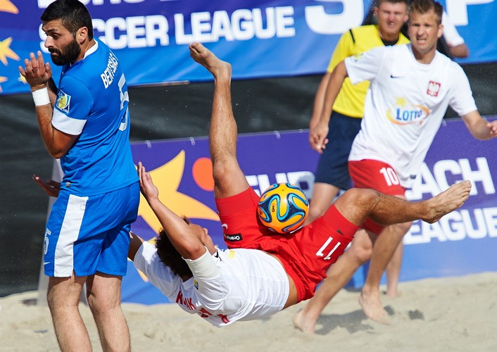 W akcji gracz reprezentacji Polski Konrad Kubiak (C) obok Greka Nektariosa Bertsiasa (L) w meczu turnieju Europejskiej Ligi Beach Soccera w Sopocie