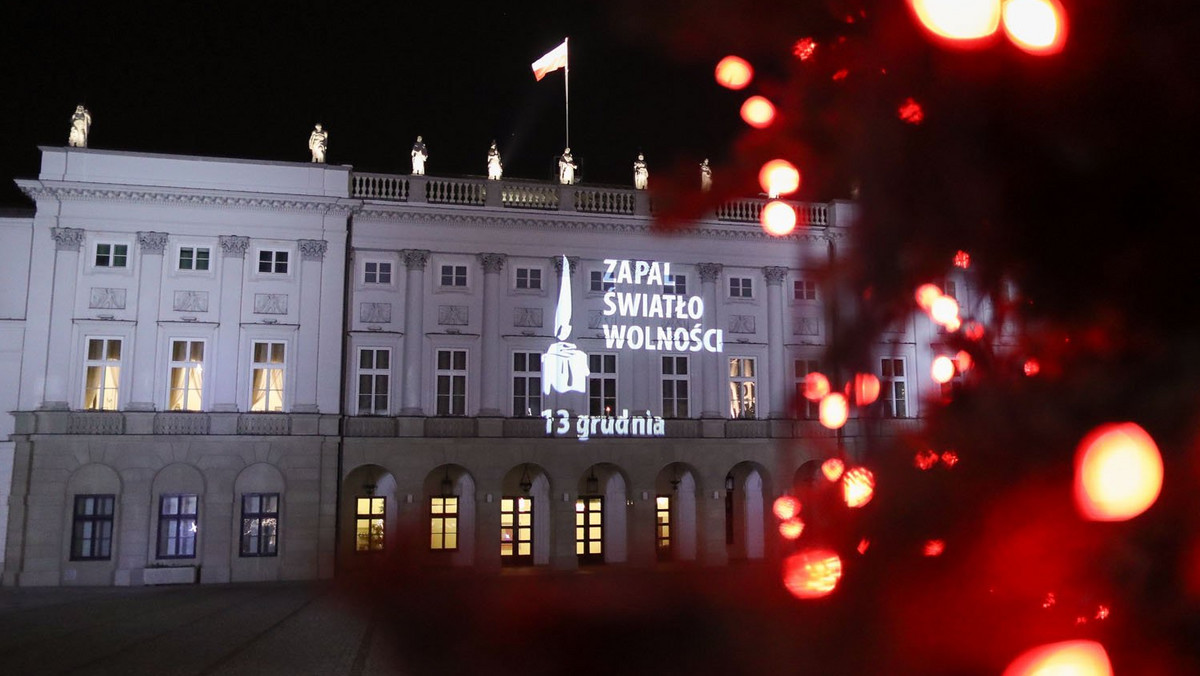 W oknie Pałacu Prezydenckiego dziś wieczorem zapłonęło Światło Wolności - symbol pamięci o ofiarach stanu wojennego. Świecę, w imieniu prezydenta, zapaliła szefowa jego kancelarii Halina Szymańska.
