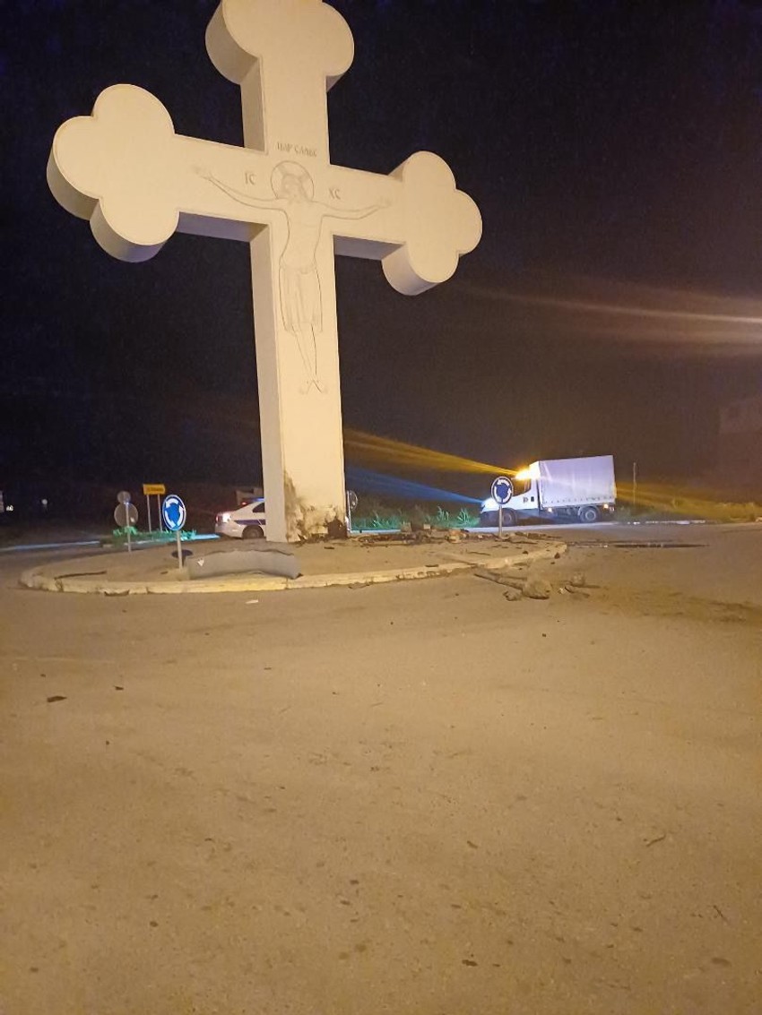 Muškarac poginuo nakon što je automobilom udario u betonski krst