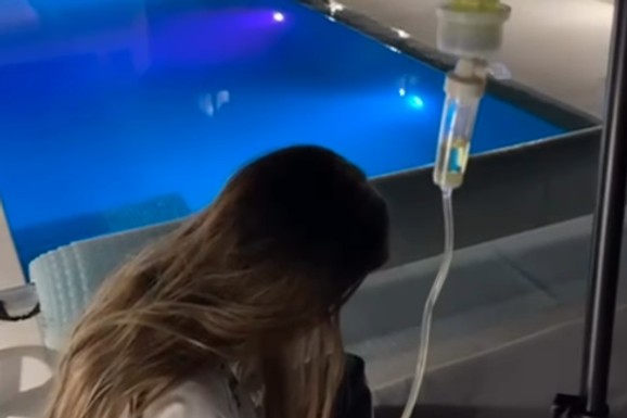 ŽENA SLOBE RADANOVIĆA PRIMA INFUZIJU PORED BAZENA Jelena se 