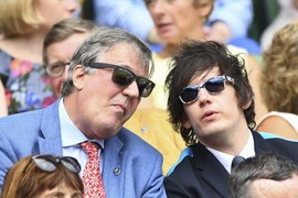 Slavni glumac (67) kog Srbija obožava u braku sa 30 GODINA MLAĐIM MUŠKARCEM, ali retko ko zna da mu je ON MUŽ: Zajedno su deceniju i po, evo zašto se "kriju"