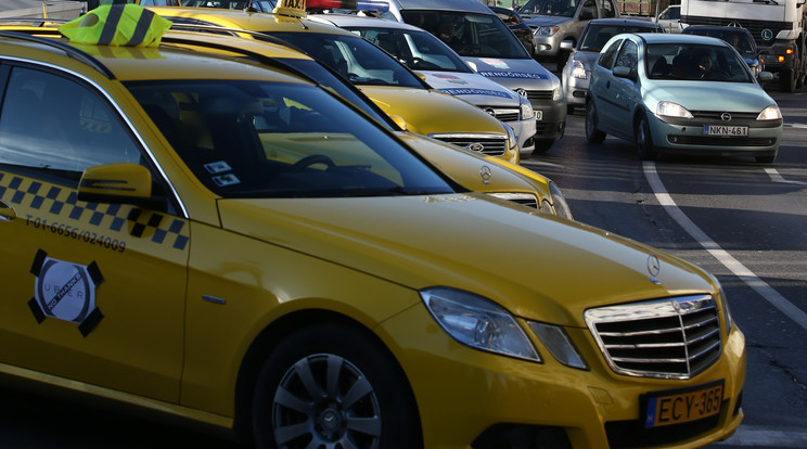 Újabb szankciók lépnek életbe a fekete taxizás ellen péntektől. A kormány a tapasztalatokról rendszeresen egyeztet a majd taxis szervezetekkel. /Fotó: Isza Ferenc