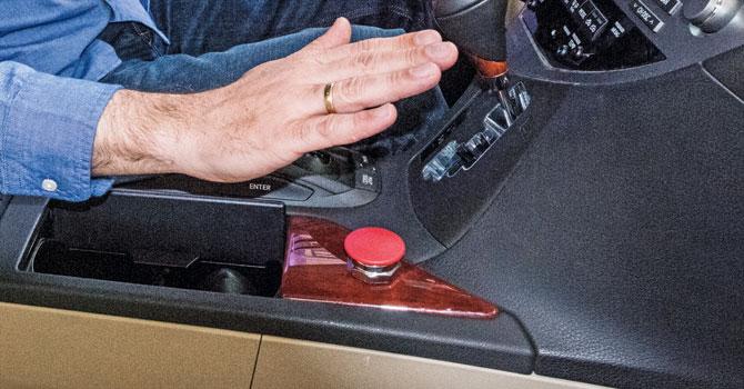 Pod ręką dostępny jest duży czerwony wyłącznik awaryjny: naciśnięcie wyłącza silnik na wypadek, gdyby samochód Google zaczął się wygłupiać