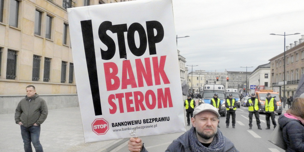 Pokrzywdzeni przez kredyty frankowe wielokrotnie protestowali w centrum Warszawy domagając się wsparcia ze strony państwa. Na zdjęciu manifestacja przeciwko potędze lobby bankowego zorganizowana przez stowarzyszenie Stop Bankowemu Bezprawiu w marcu 2017 roku.