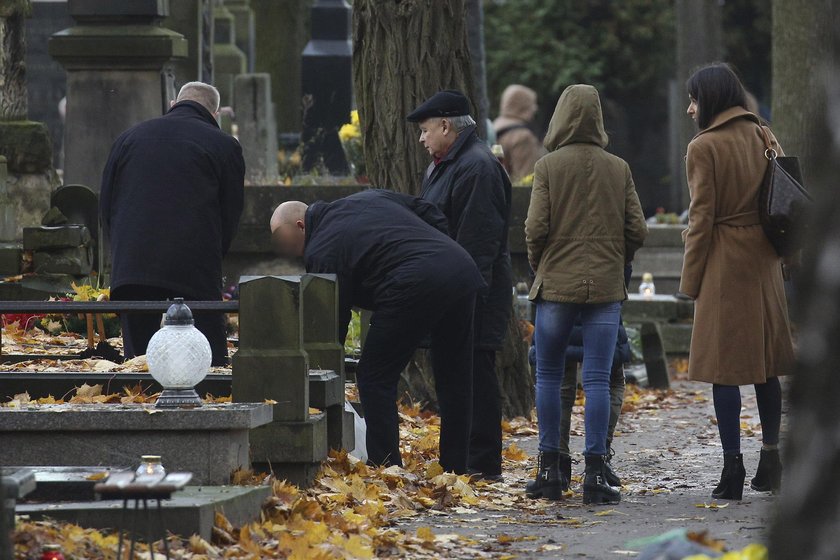 Marta Kaczyńska z wujkiem Jarkiem na cmentarzu