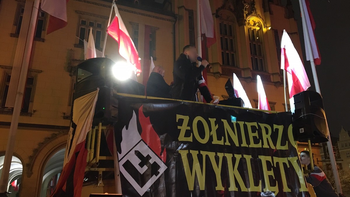 Wrocławska prokuratura skierowała do sądu wniosek o wycofanie aktu oskarżenia przeciwko byłemu duchownemu Jackowi M. Wcześniej śledczy zarzucali M. publiczne nawoływanie do nienawiści do Żydów i Ukraińców.