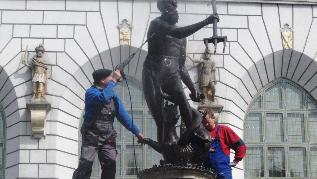 Słynny symbol Gdańska, groźny Neptun, który góruje nad spacerującymi Długim Targiem jest chwilowo niedysponowany. Jak się okazuje, bóg mórz poległ w starciu z wandalem, który zaatakował go w grudniu ubiegłego roku. Nim Fontanna Neptuna zostanie uruchomiona w sezonie wiosenno-letnim, musi zostać naprawiona. Pod lupę specjalistów idzie ręka boga mórz.