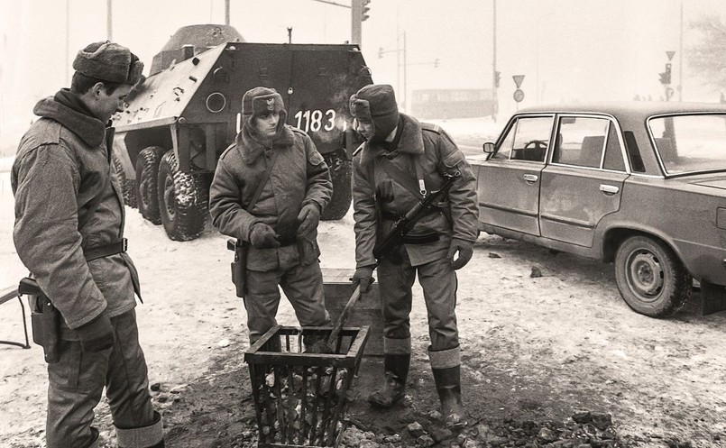 Czołgi na ulicach i pustki w sklepach, czyli Warszawa w latach 80. [ZDJĘCIA]