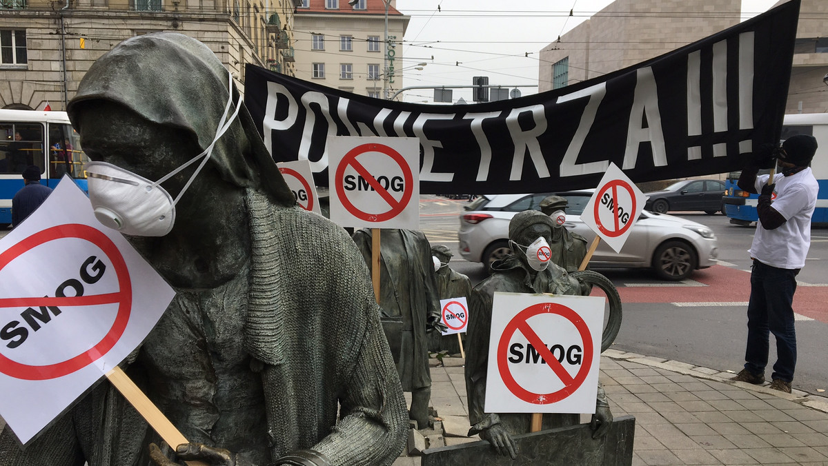 Od rana stężenie pyłów zawieszonych w powietrzu we Wrocławiu jest bardzo wysokie. Niektóre wskaźniki są przekroczone nawet siedmiokrotnie. Przedstawiciele magistratu apelują, by osoby starsze, chore i dzieci nie wychodziły dziś z domu bez potrzeby.