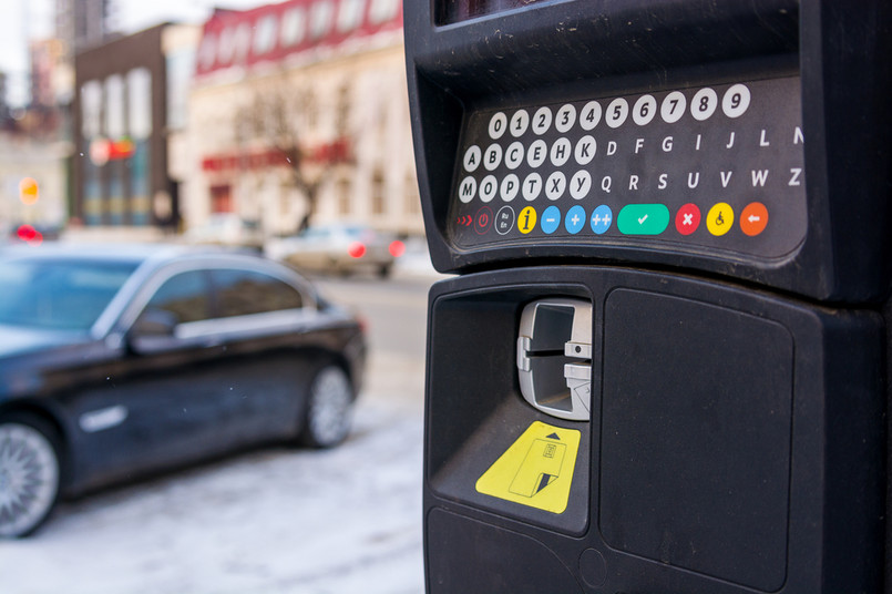 Obecny limit opłat za parkowanie w centrach miast już nie spełnia swojej funkcji – ocenił wiceminister rozwoju Witold Słowik