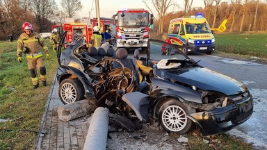 Tragedia w Sobótce. Samochód wbił się w latarnię