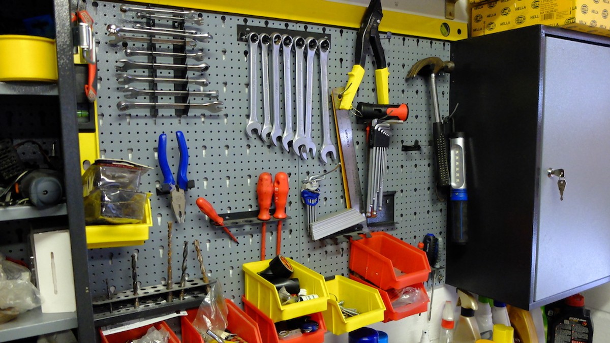 Narzędzia do garażu i prac przy samochodzie. Jakie wybrać? Czym się