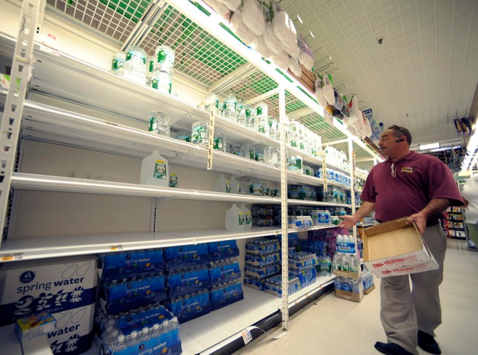 Long Island, New York - podstawowe produkty znikały z pułek sklepowych