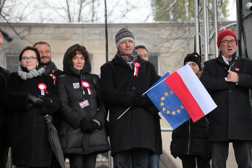 Opozycja płaciła za wejście na scenę KOD!