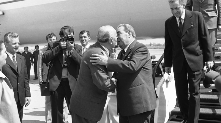 Baráti gesztus volt, de Kádár utálta, ha a szovjat pártfőtitkár, Brezsnyev szájon csókolja, de tehetetlen volt./ Fotó: 1979-Fortepan  Chuckyeager tumblr