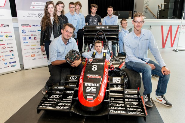 W Strefie Kultury Studenckiej we Wrocławiu studenci z zespołu PWR Racing Team zaprezentowali swój najnowszy bolid RT08, który zwyciężył w klasyfikacji generalnej pojazdów z silnikiem spalinowym podczas zawodów Formuły Student we Włoszech. fot. (nlat) PAP/Maciej Kulczyński