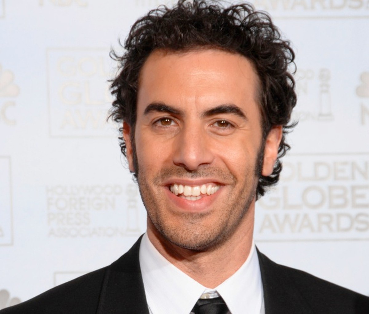 Sacha Baron Cohen uczy się śpiewać jak Freddie Mercury