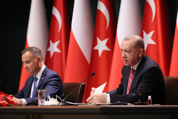 Prezydent RP Andrzej Duda (L) i prezydent Republiki Turcji Recep Tayyip Erdogan (P) i