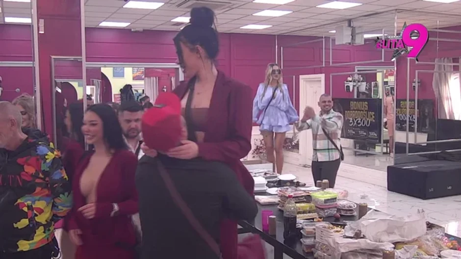 Luka ljubi Aniti stomak