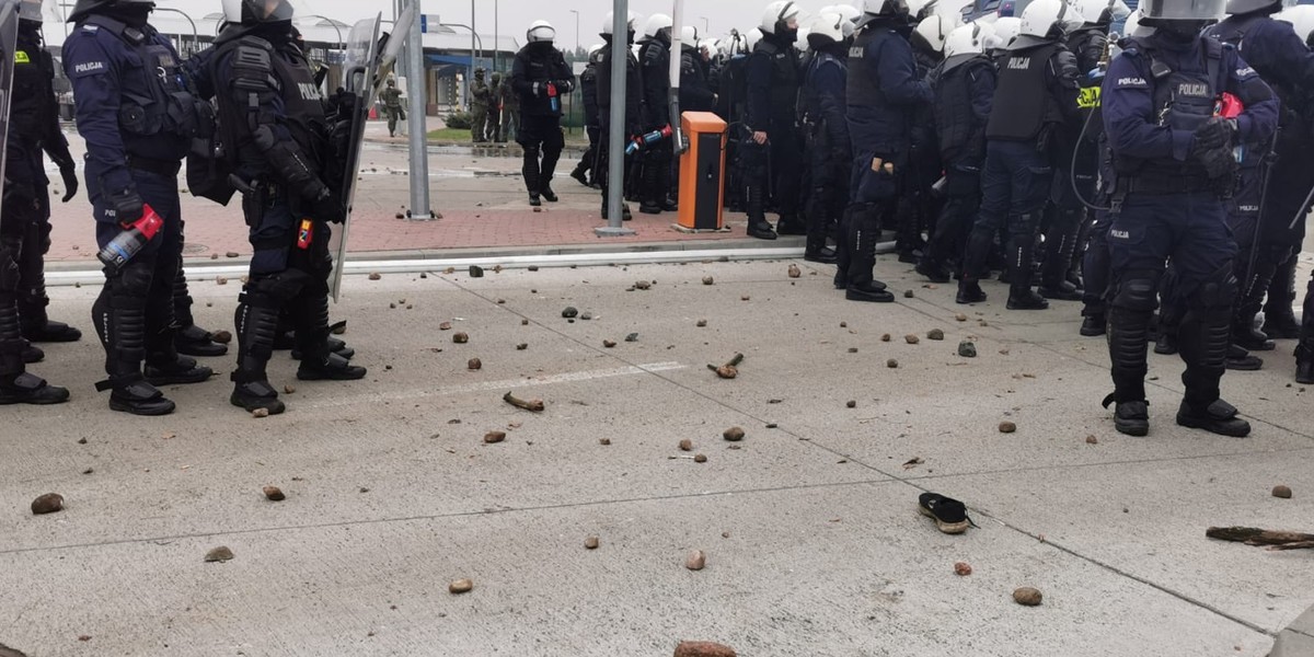 Kryzys na granicy polsko-białoruskiej. Sytuacja po odparciu dzisiejszego ataku, w którym ciężko zraniono jednego z policjantów.