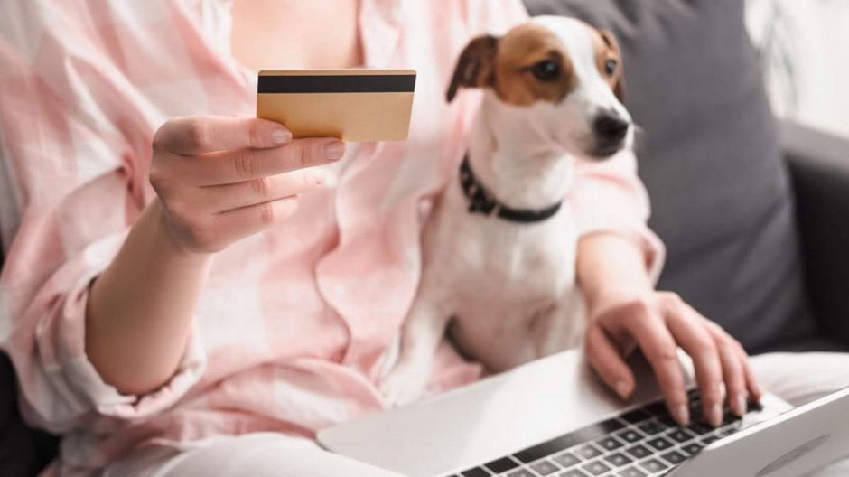 kobieta z psem i kartą kredytową