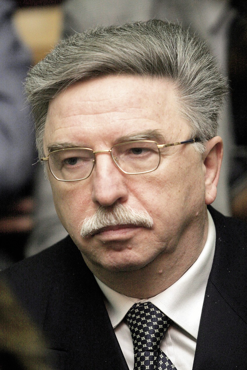 Rekorder: Vlada Nikole Šainovića ušla je u ekonomske udžbenike kao vlast za čijeg je mandata dinar iz sata u sat gubio vrednost, a građani su pokazali da umeju da cene kvalitetan rad - na izborima 19. decembra 1993, SPS je popravio rezultat od prethodne godine