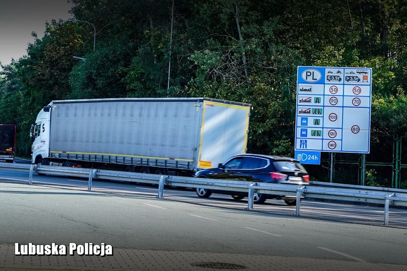 Policja. Zakaz wyprzedzania dla ciężarówek