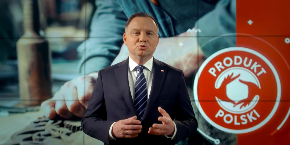 Andrzej Duda na tle nielegalnego logo