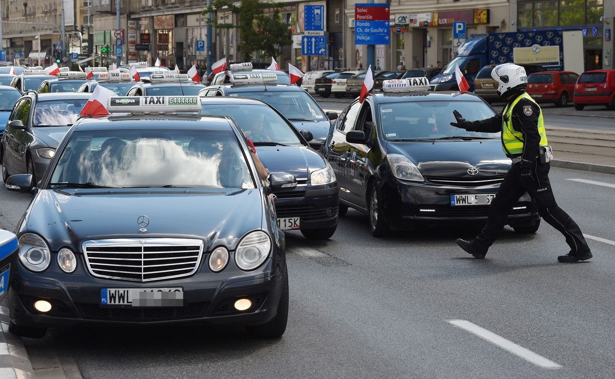 Protest taksówkarzy i rolników sparaliżuje dziś Warszawę. "Rozpoczęło się nękanie przez policję"