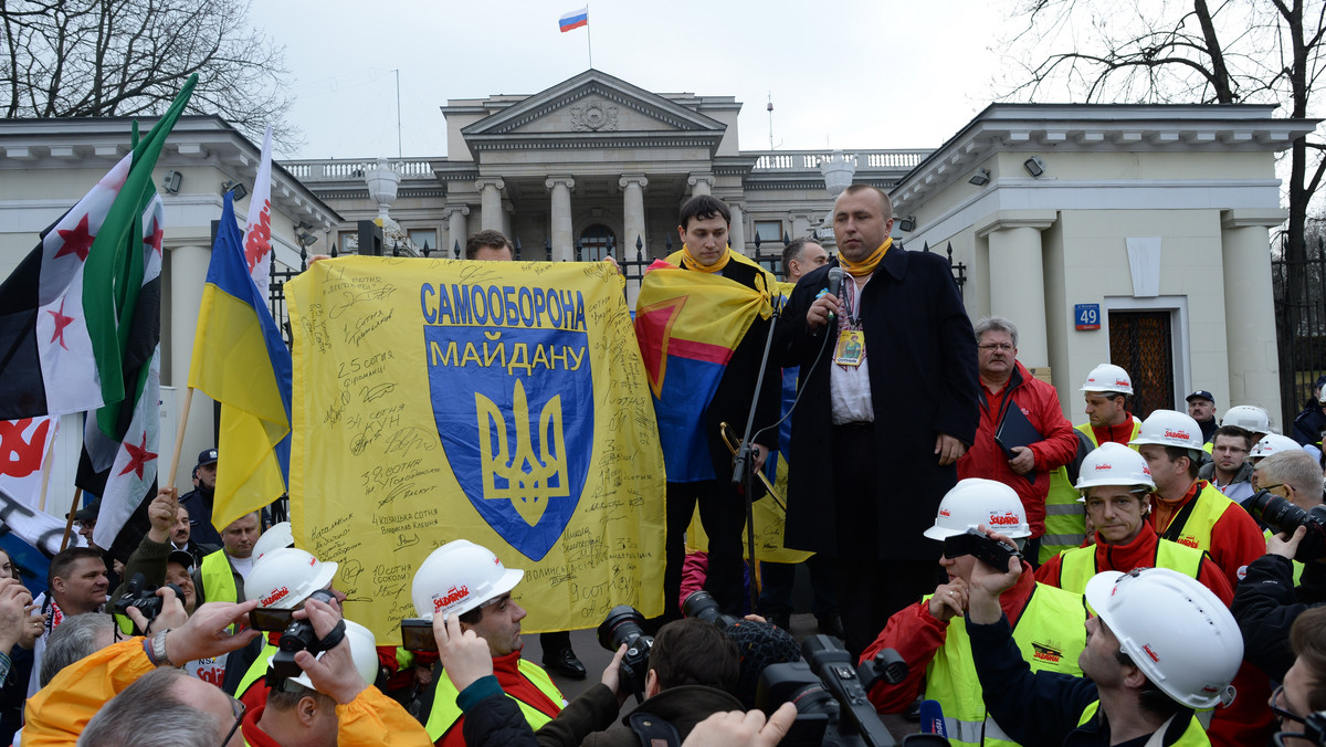 Związkowcy NSZZ "Solidarność" pikietowali ambasadę Rosji w Warszawie i jej konsulat w Krakowie. Demonstracje miały zwrócić uwagę na sytuację na Ukrainie, były też wyrazem solidarności z tym krajem. Na demonstracji pojawiły się transparenty z hasłami: "Putin łapy precz od Ukrainy", czy "Precz z Putinem".