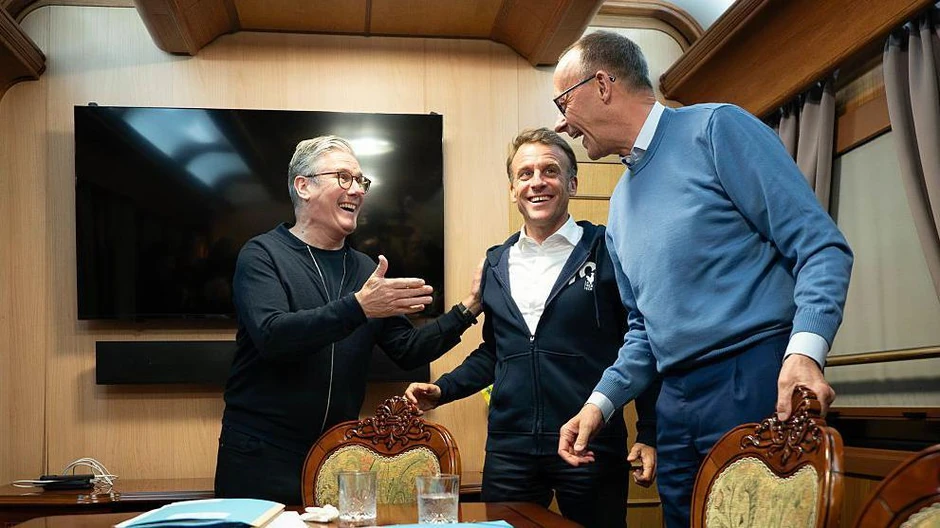 Britanski premijer ser Kir Starmer sa francuskim predsednikom Emanuelom Makronom i nemačkim kancelarom Fridrihom Mercem u Ukrajini u maju | Foto: Getty Images