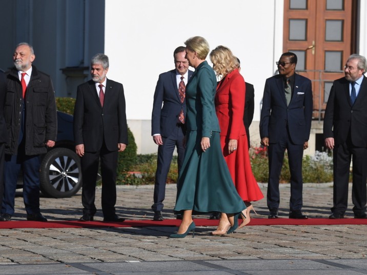 Agata Kornhauser-Duda i Lidija Kuć podczas oficjalnego powitania na dziedzińcu Belwederu w Warszawie.