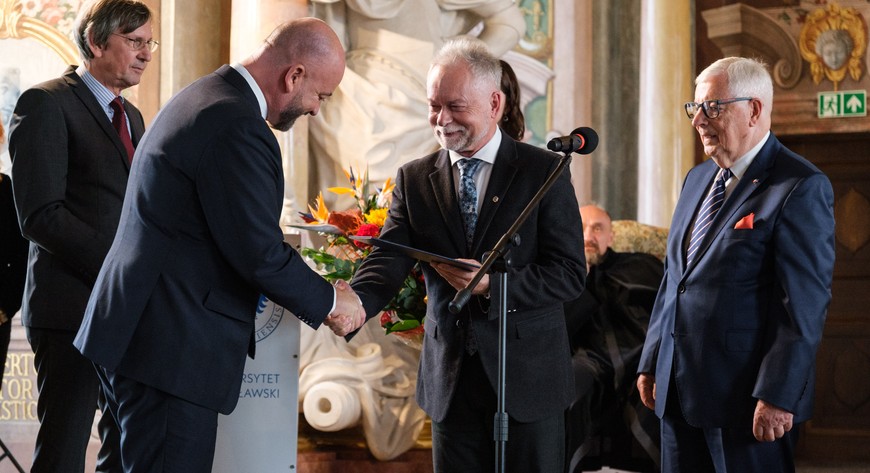 Prezydent Jacek Sutryk honoruje prof. Dariusza Kaczorowskiego. Z prawej przewodniczący kapituły Nagrody, dr Jack Ossowski. 