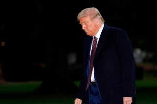 Marzenie o białych przedmieściach. Trump sięga po rasistowskie tropy