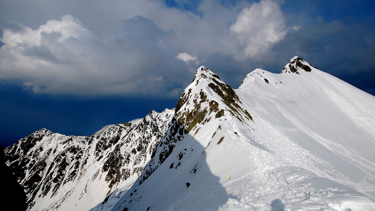 Tatry: wzrasta zagrożenie lawinowe. Pod śniegiem zginął węgierski turysta