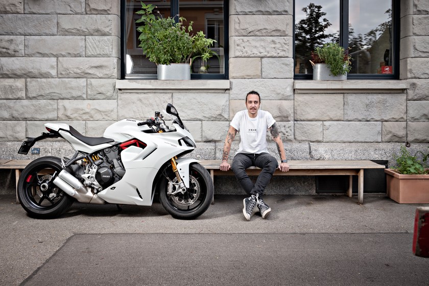 Der Michelin-Sterne-Koch ist Markenbotschafter für Ducati in der Schweiz. Die gemeinsamen Vorstellungen in Sachen Exzellenz – in der Spitzengastronomie wie auch bei der Entwicklung von Ducati-Motorrädern – stehen bei der Partnerschaft zwischen Ducati und Fabian Fuchs im Vordergrund. 