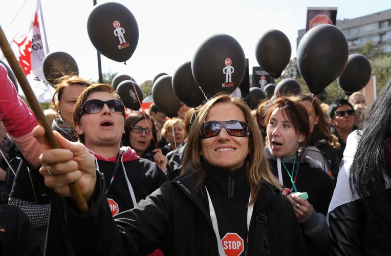 Pikieta pracowników sądów i prokuratur przed ministerstwem sprawiedliwości